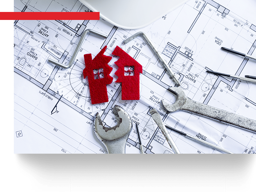 Outils de bricolage sur des plans d'architecte avec une maison rouge brisée symbolisant une rénovation ou un sinistre.